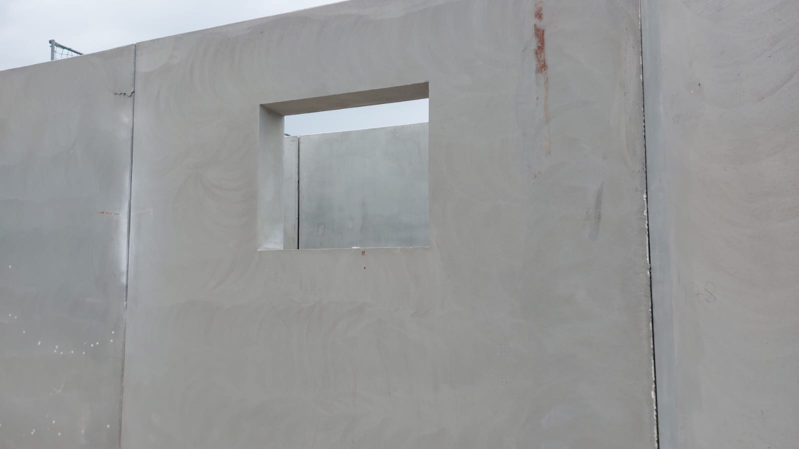 Nahaufnahme eines vorgefertigten Betonwandelements mit Fensteraussparung