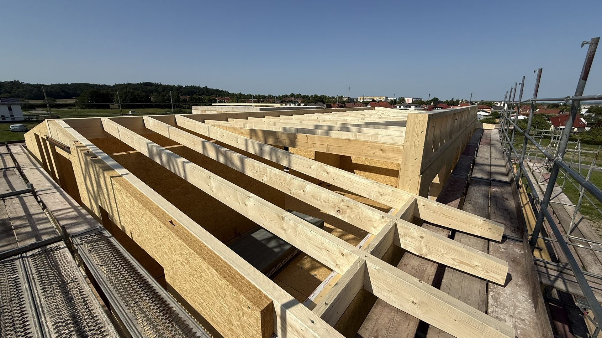 Montage des Dachstuhls in Massivholzbauweise auf einem Neubau