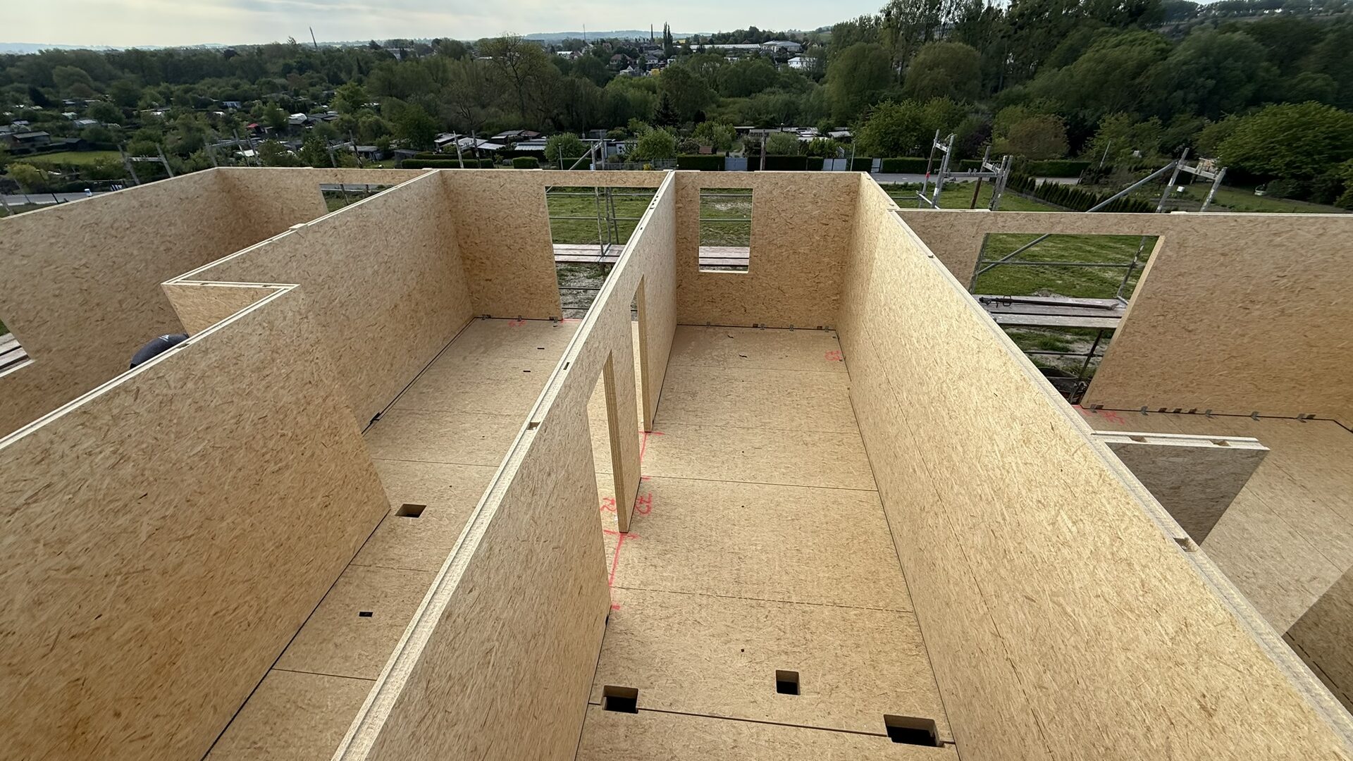 Geschosshohe MAGNUMBOARD®-Wandelemente mit Fensteraussparungen auf der Baustelle